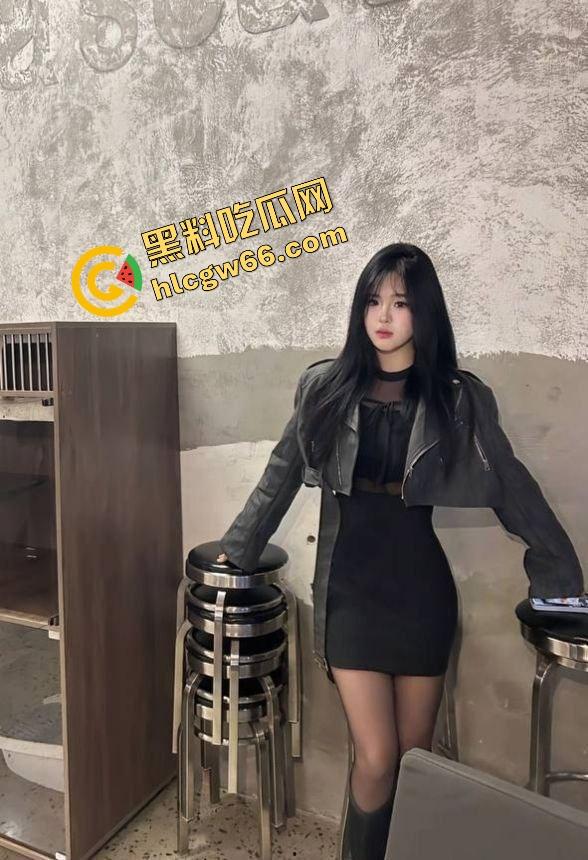 女友闺蜜【赵汝】开档丝袜被中出,御姐脸傻白甜性格,深情舔屌主动骑坐,小穴松垮得像被操穿!-5