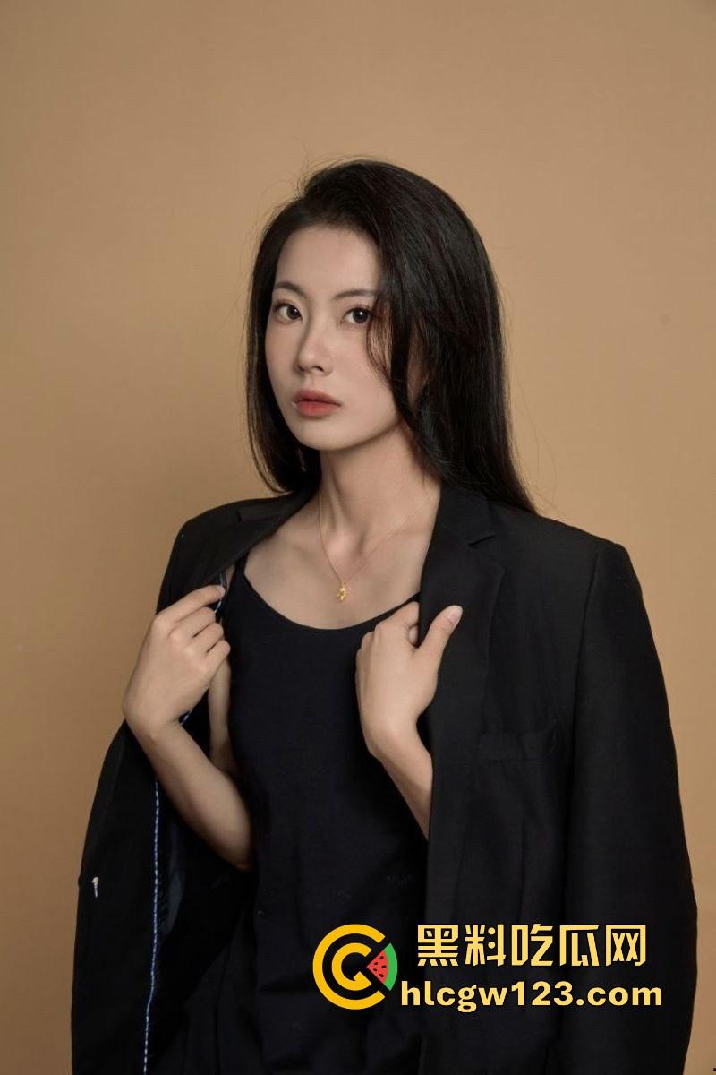 山东舞蹈老师【程一倩】失恋后放飞自我 穿着性感黑丝约炮 惨遭大屌猛男爆操彻底被征服 呻吟声酥骨令人脸红心跳!-1