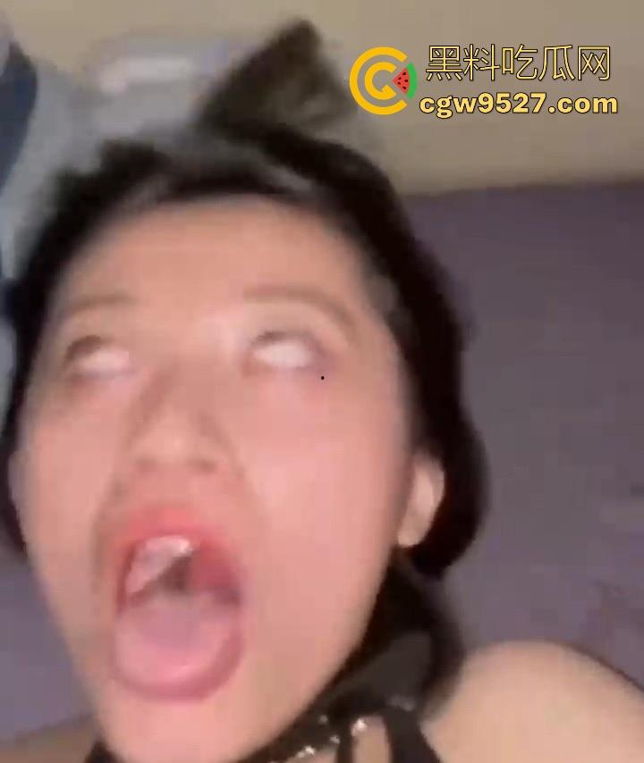 重庆短发辣妹【何瑶瑶】性爱视频流出,平时气质高冷御姐,胯下淫骚浪荡母狗,被按住头深喉 ,操到白眼乱翻!-7