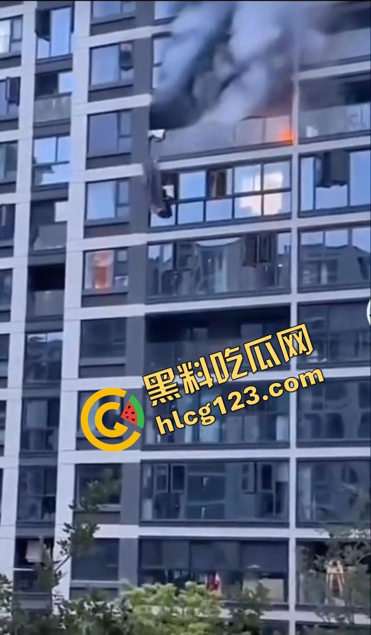 杭州居民楼火灾惨剧!楼上住户逃生不成被熏晕坠楼,楼下邻居冷漠关窗-3