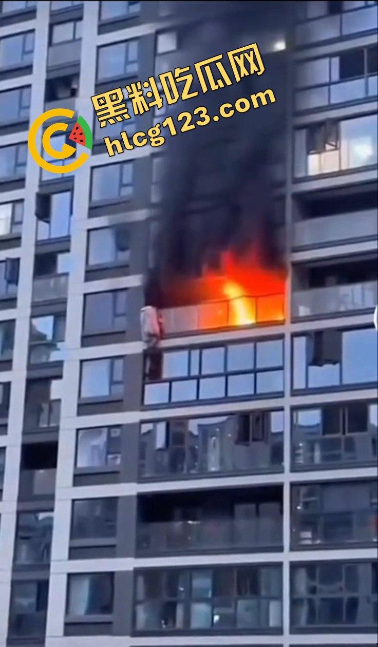 杭州居民楼火灾惨剧!楼上住户逃生不成被熏晕坠楼,楼下邻居冷漠关窗-4