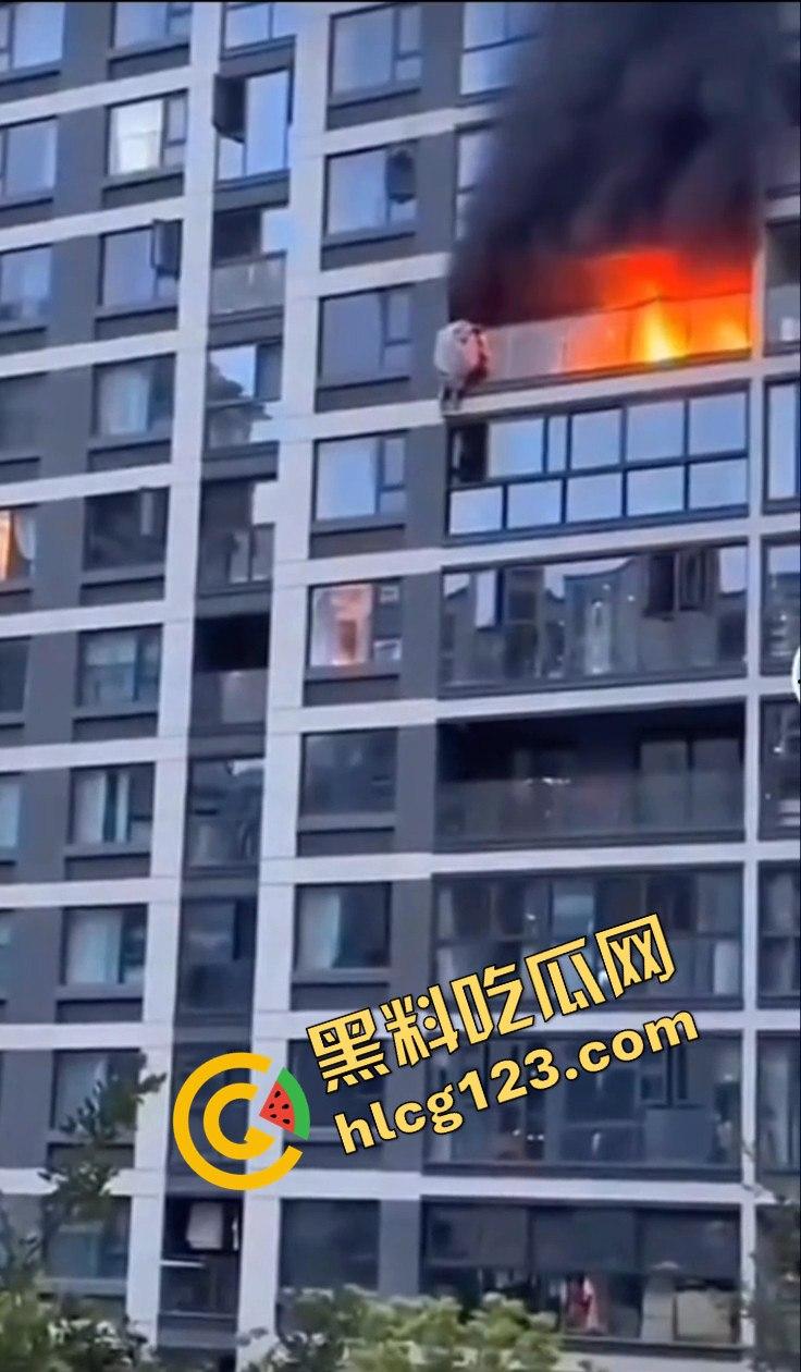 杭州居民楼火灾惨剧!楼上住户逃生不成被熏晕坠楼,楼下邻居冷漠关窗-7