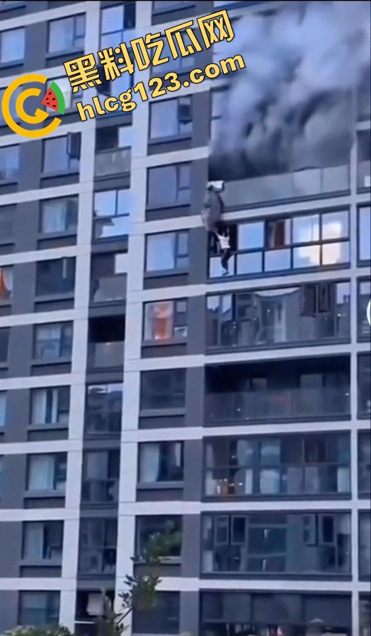 杭州居民楼火灾惨剧!楼上住户逃生不成被熏晕坠楼,楼下邻居冷漠关窗-9