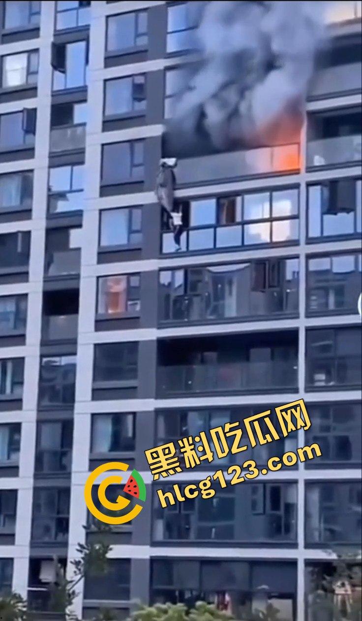 杭州居民楼火灾惨剧!楼上住户逃生不成被熏晕坠楼,楼下邻居冷漠关窗-10