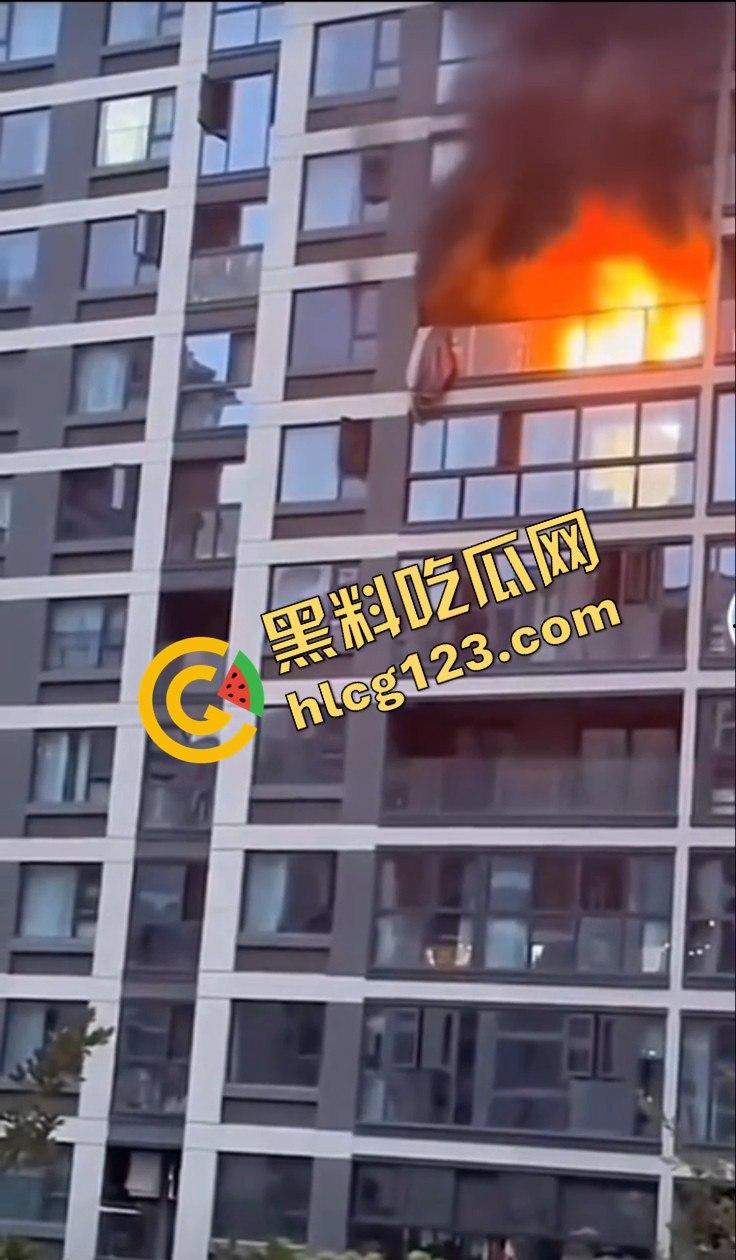 杭州居民楼火灾惨剧!楼上住户逃生不成被熏晕坠楼,楼下邻居冷漠关窗-12