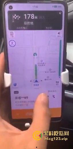 滴滴车里演出活春宫！女乘客后排抠逼，司机吓得连头都不敢回！-2