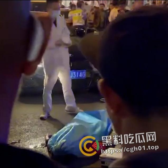 昆山龙哥在世!司机吐痰到路人身上还嚣张骂人 被路人拿起西瓜刀砍死 现场血腥画面流出-4
