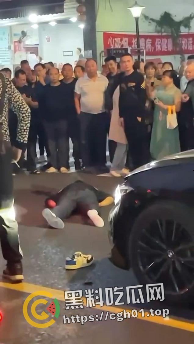 昆山龙哥在世!司机吐痰到路人身上还嚣张骂人 被路人拿起西瓜刀砍死 现场血腥画面流出-5