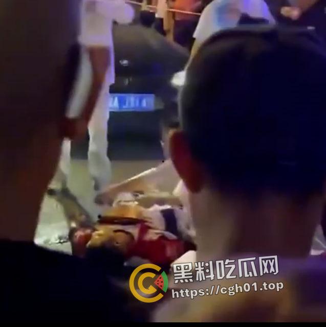 昆山龙哥在世!司机吐痰到路人身上还嚣张骂人 被路人拿起西瓜刀砍死 现场血腥画面流出-8