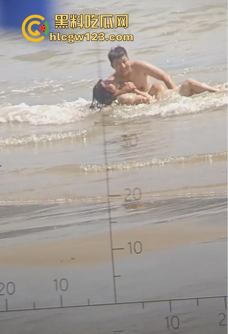 饥渴哥海边发情 与老婆水中调情疯狂扣逼 哥们是要打海炮吗?-7