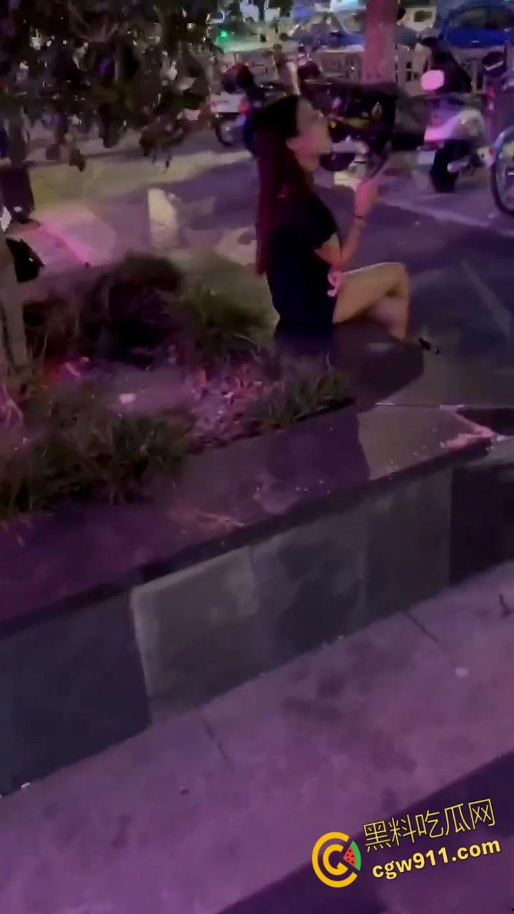 郑州万达广场绿帽厕所大战! 清纯美女有男友,却被帅哥搭讪,把男友哄回家后,直接在厕所无套爆操!-4