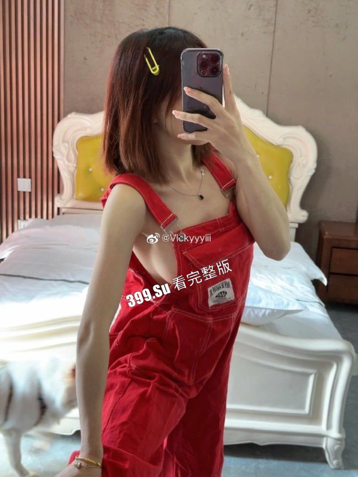 抖音200万粉 #VC #vickyyyii 舞蹈区搞笑博主的微密圈付费内容 没想到抖音里经常出现家人 也抵不住金钱的诱惑开始卖骚了-9