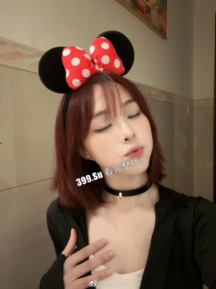 抖音200万粉 #VC #vickyyyii 舞蹈区搞笑博主的微密圈付费内容 没想到抖音里经常出现家人 也抵不住金钱的诱惑开始卖骚了-10