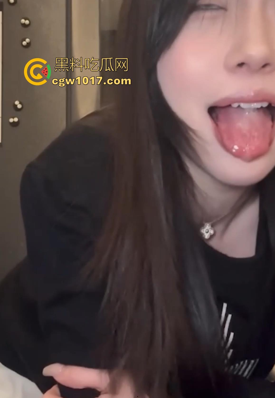 抖音网红【别拔虎牙】最新裸足私拍盯射合集,脚控的福音女神,39码大汉脚挑逗诱惑,看完直接原地起飞!-2