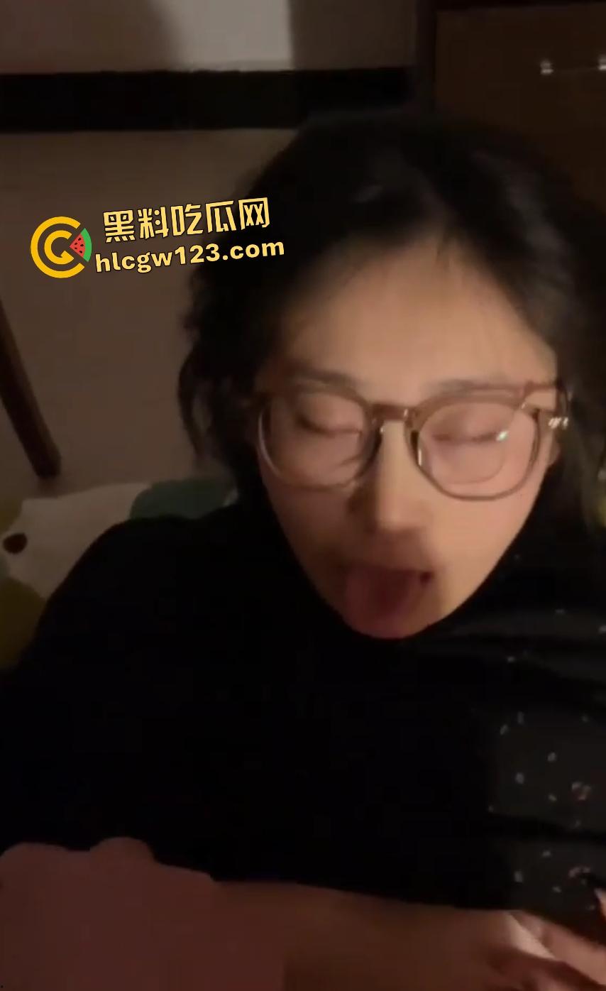 大二女学生辅导员家偷情,母狗式狂野伺候,床上骚姿迷人趁老婆未归先喷点水!-5