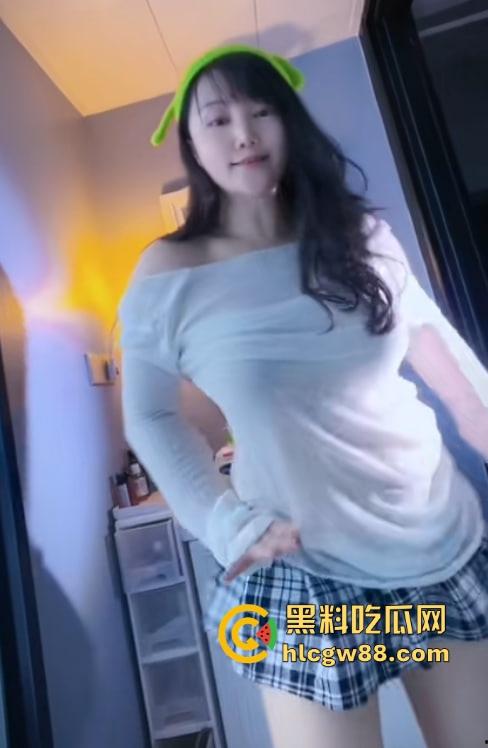 湖北抖音【猫咪老师】熟妇主播化身性感小野猫,一个私人飞机就开腾讯会议室湿欲私播,没声也够骚!-11