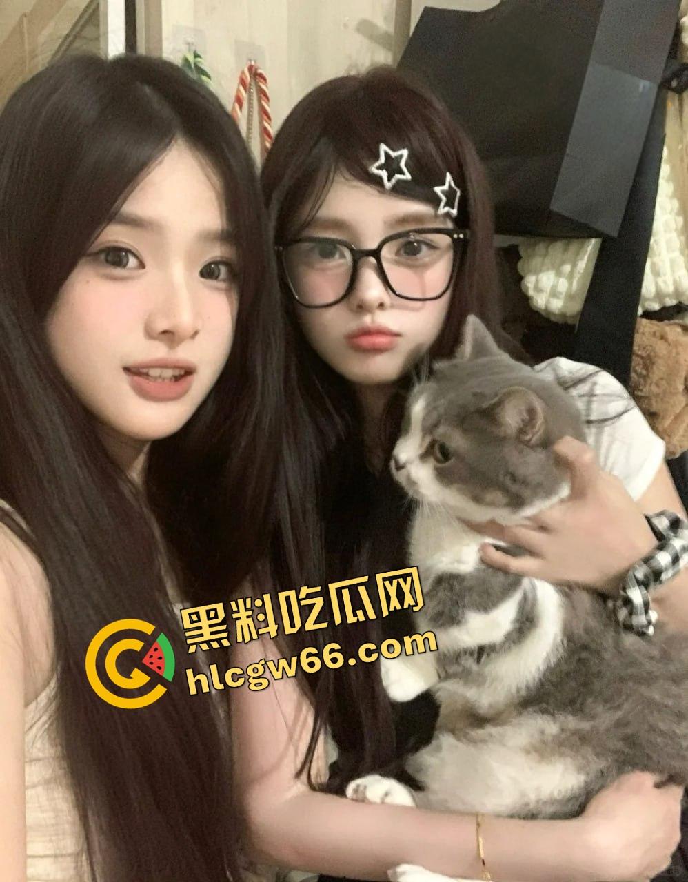 长沙兰博基尼富二代酒店双飞姐妹花,俩骚婊抢鸡猛舔争上位,奶子挺臀圆口活爽爆,舔脚自拍被曝光!-3