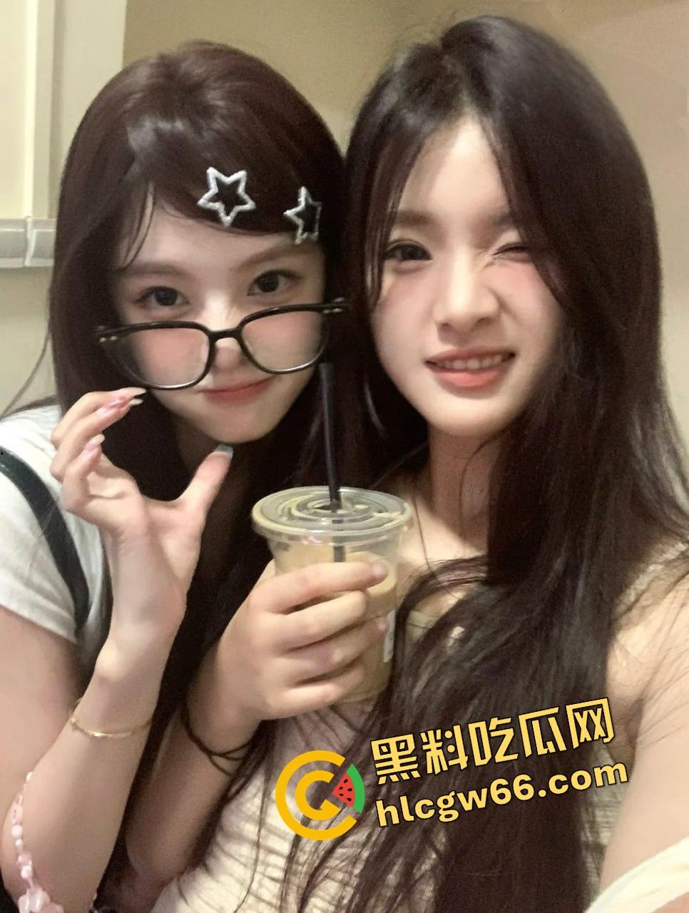 长沙兰博基尼富二代酒店双飞姐妹花,俩骚婊抢鸡猛舔争上位,奶子挺臀圆口活爽爆,舔脚自拍被曝光!-5