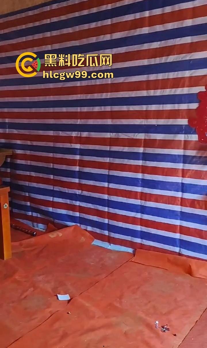 婚房穷成这样还愿意嫁?编织袋糊墙和光秃秃一张床,新娘表情仿佛欠了八百万,这是真爱还是被绑架?-1