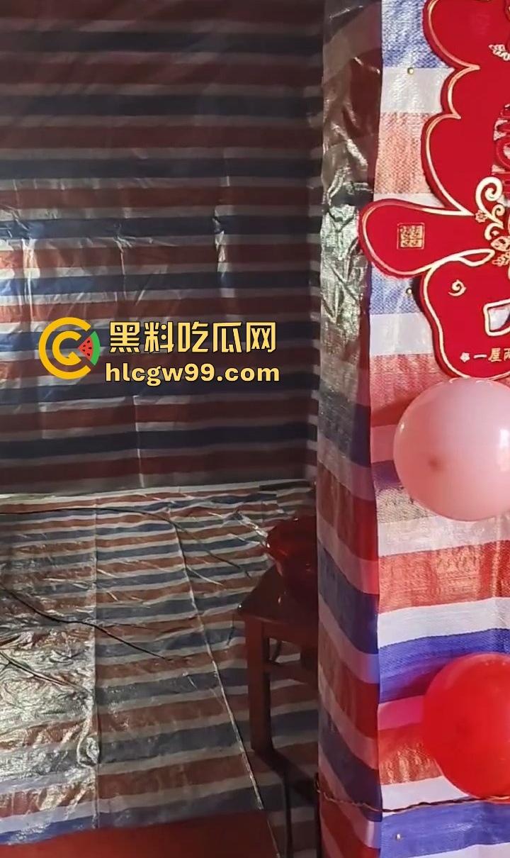 婚房穷成这样还愿意嫁?编织袋糊墙和光秃秃一张床,新娘表情仿佛欠了八百万,这是真爱还是被绑架?-2