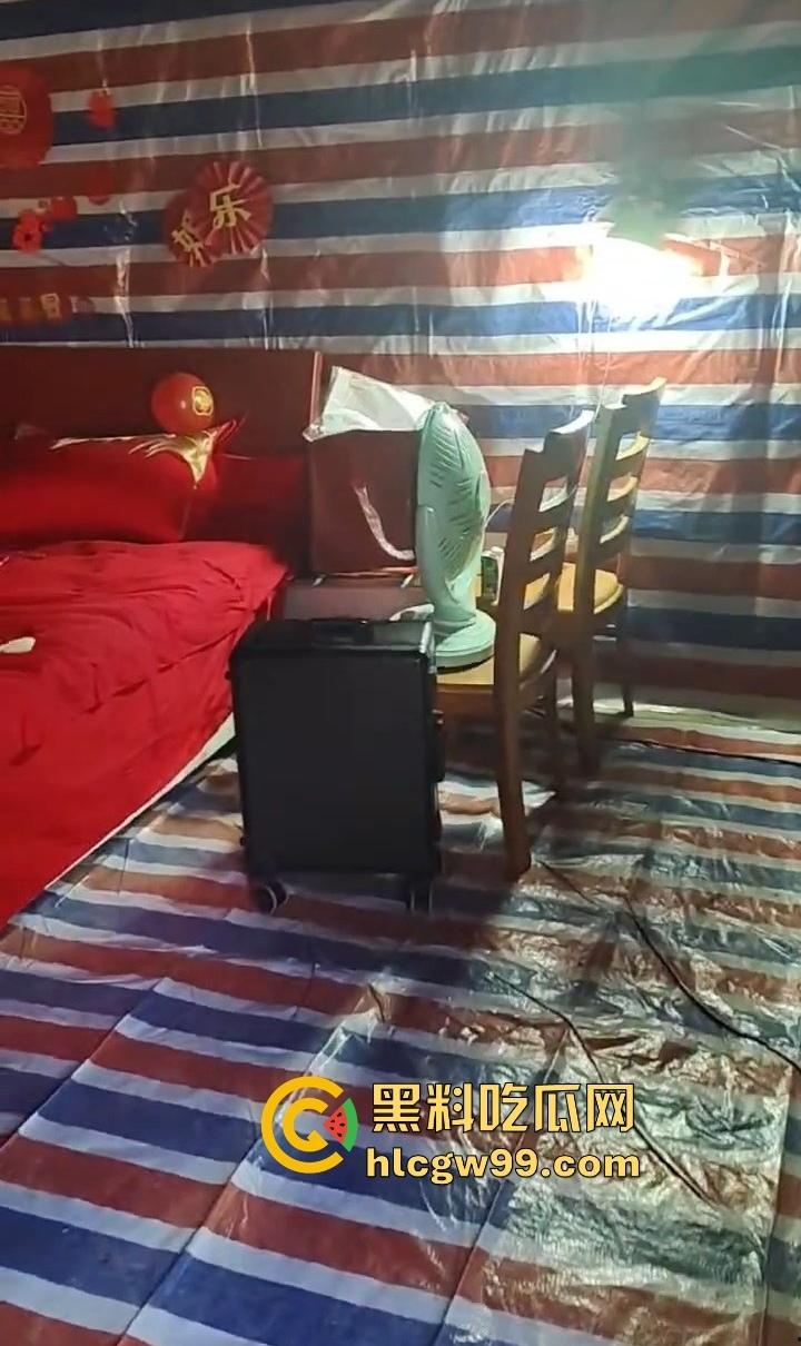 婚房穷成这样还愿意嫁?编织袋糊墙和光秃秃一张床,新娘表情仿佛欠了八百万,这是真爱还是被绑架?-3