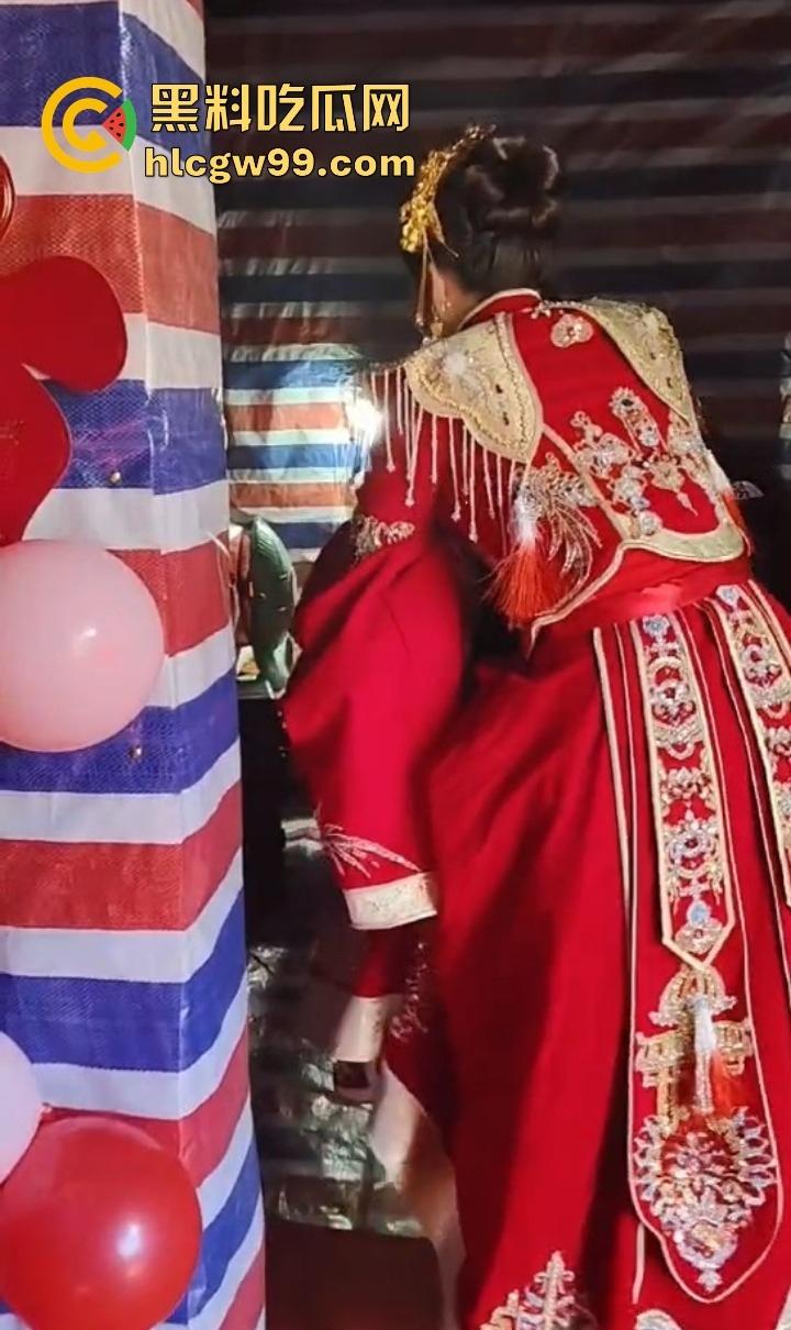 婚房穷成这样还愿意嫁?编织袋糊墙和光秃秃一张床,新娘表情仿佛欠了八百万,这是真爱还是被绑架?-4