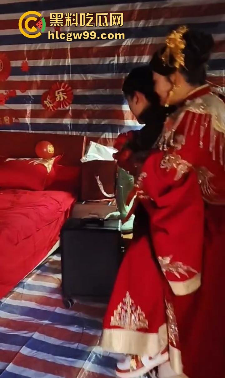 婚房穷成这样还愿意嫁?编织袋糊墙和光秃秃一张床,新娘表情仿佛欠了八百万,这是真爱还是被绑架?-5