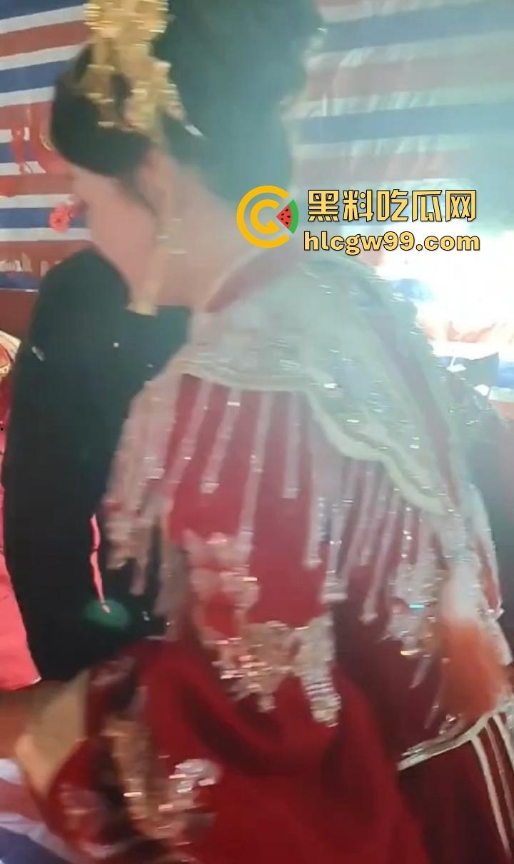 婚房穷成这样还愿意嫁?编织袋糊墙和光秃秃一张床,新娘表情仿佛欠了八百万,这是真爱还是被绑架?-6