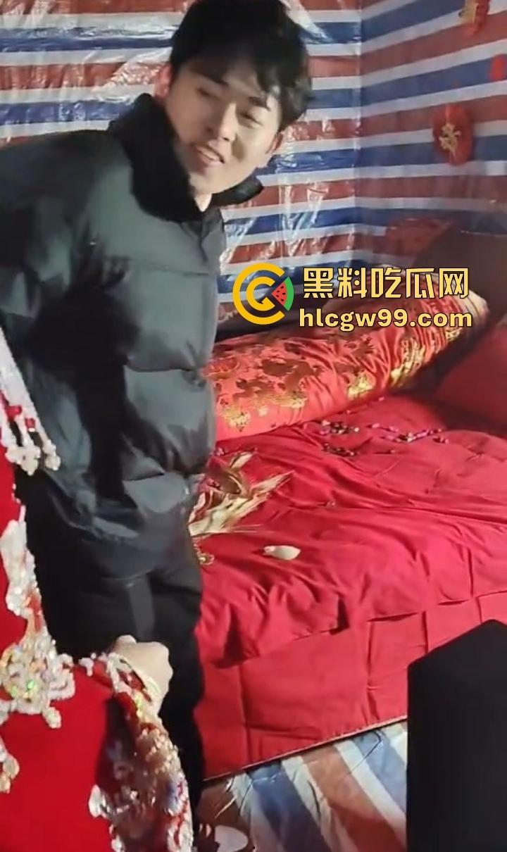 婚房穷成这样还愿意嫁?编织袋糊墙和光秃秃一张床,新娘表情仿佛欠了八百万,这是真爱还是被绑架?-7