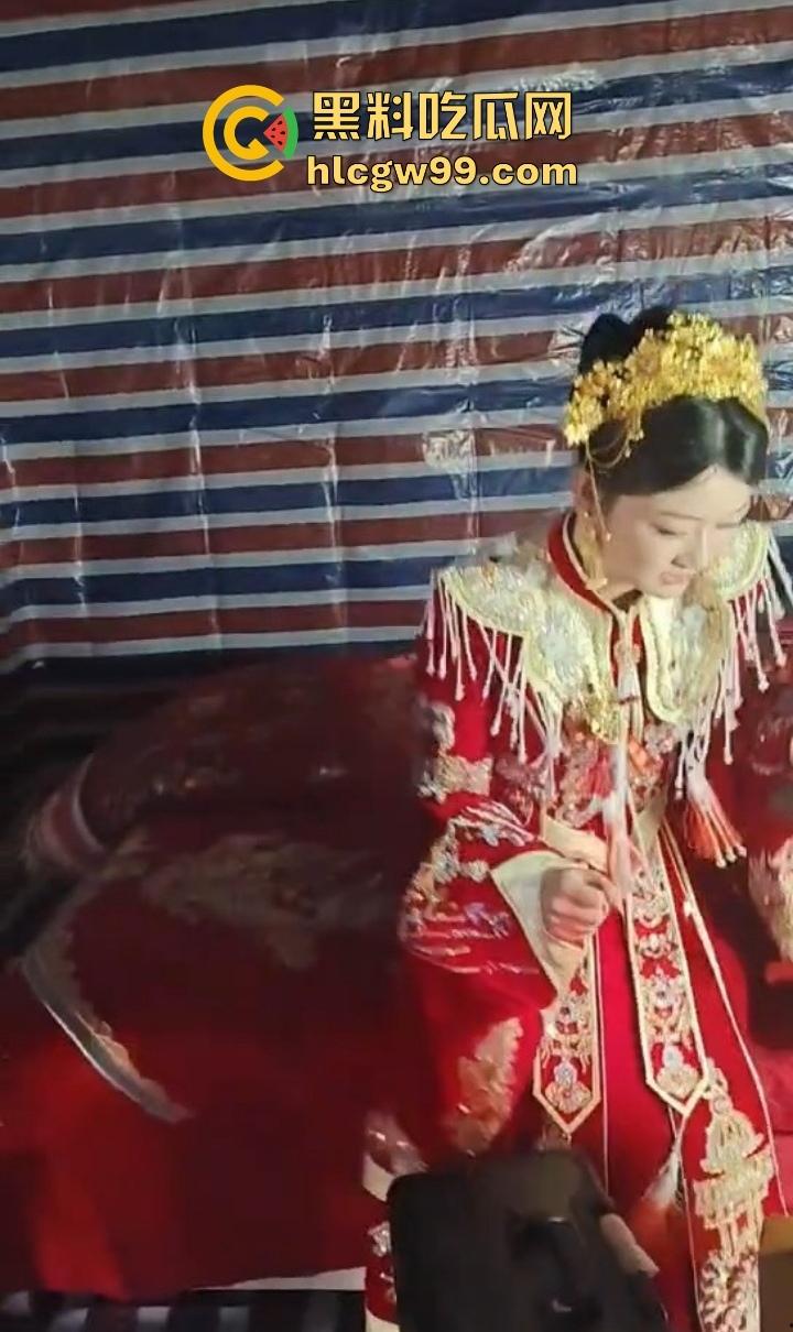 婚房穷成这样还愿意嫁?编织袋糊墙和光秃秃一张床,新娘表情仿佛欠了八百万,这是真爱还是被绑架?-8