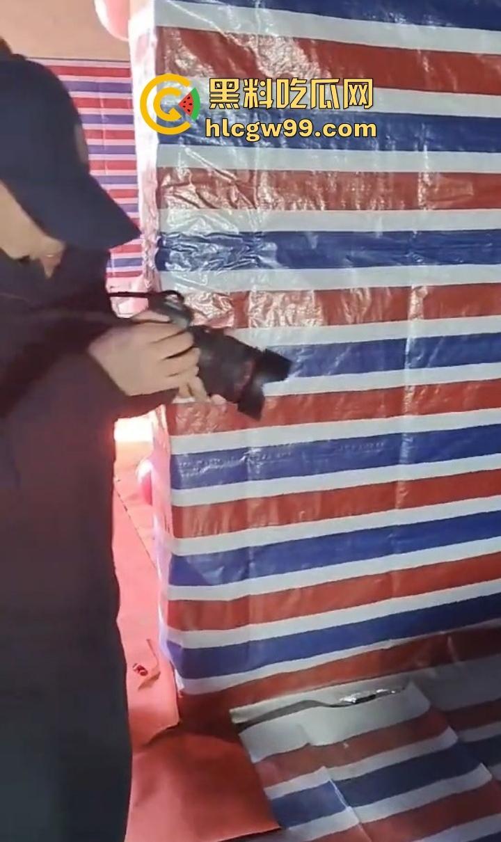 婚房穷成这样还愿意嫁?编织袋糊墙和光秃秃一张床,新娘表情仿佛欠了八百万,这是真爱还是被绑架?-9