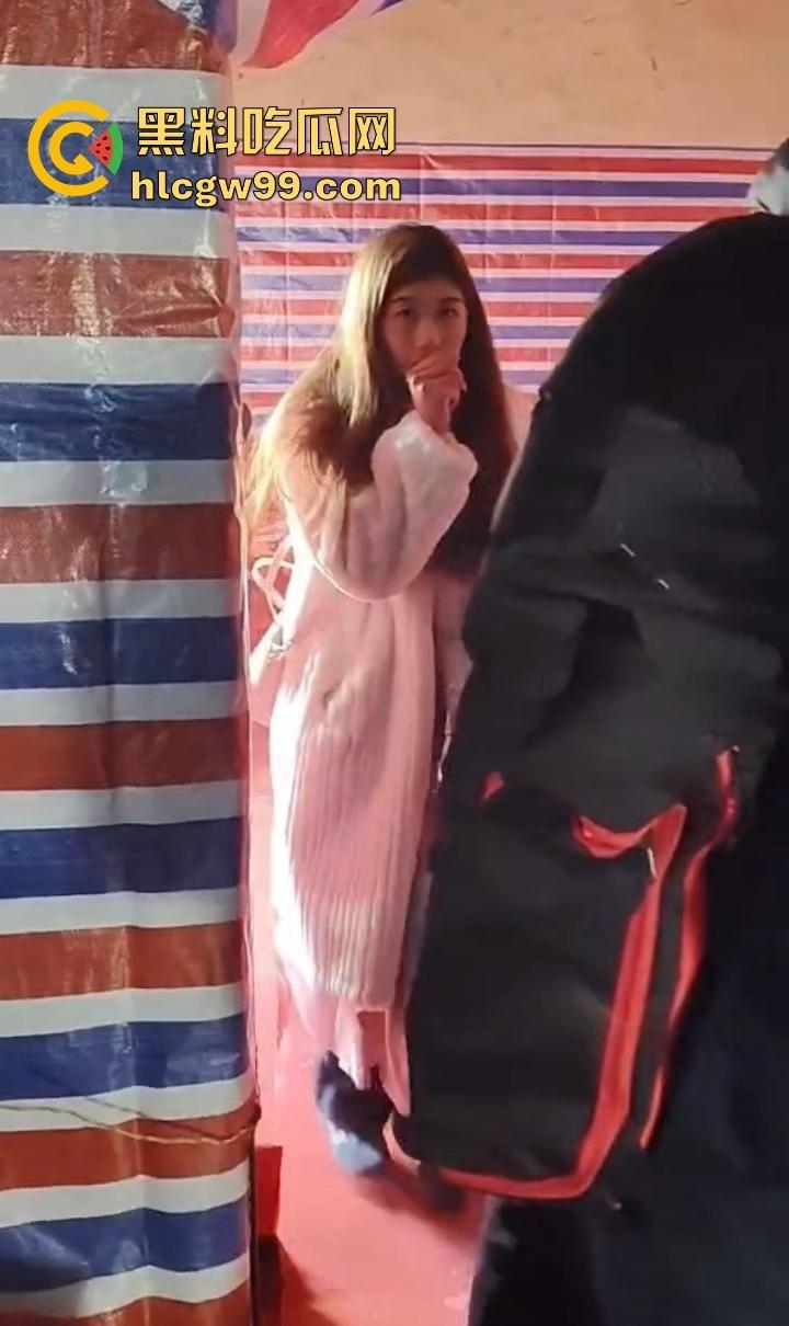 婚房穷成这样还愿意嫁?编织袋糊墙和光秃秃一张床,新娘表情仿佛欠了八百万,这是真爱还是被绑架?-10