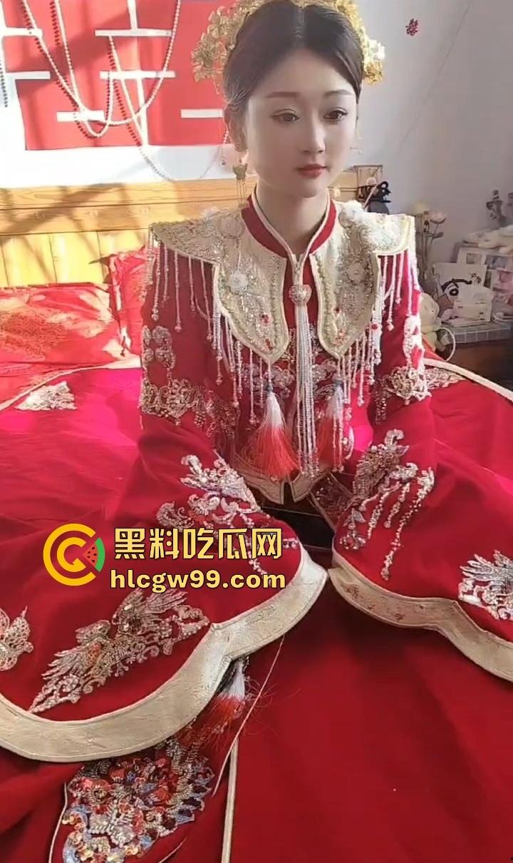 婚房穷成这样还愿意嫁?编织袋糊墙和光秃秃一张床,新娘表情仿佛欠了八百万,这是真爱还是被绑架?-12