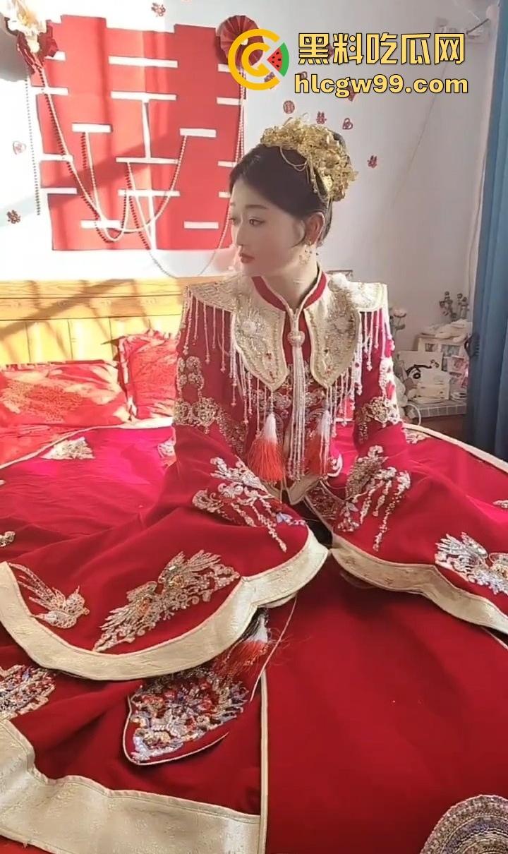 婚房穷成这样还愿意嫁?编织袋糊墙和光秃秃一张床,新娘表情仿佛欠了八百万,这是真爱还是被绑架?-13