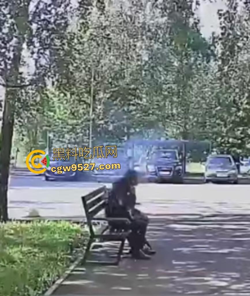 鞑靼斯坦醉汉香烟引火自焚!坐在长椅上烈焰布满全身,路人用毯子扑火救命仍烧伤80%!-1