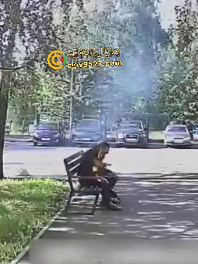 鞑靼斯坦醉汉香烟引火自焚!坐在长椅上烈焰布满全身,路人用毯子扑火救命仍烧伤80%!-3