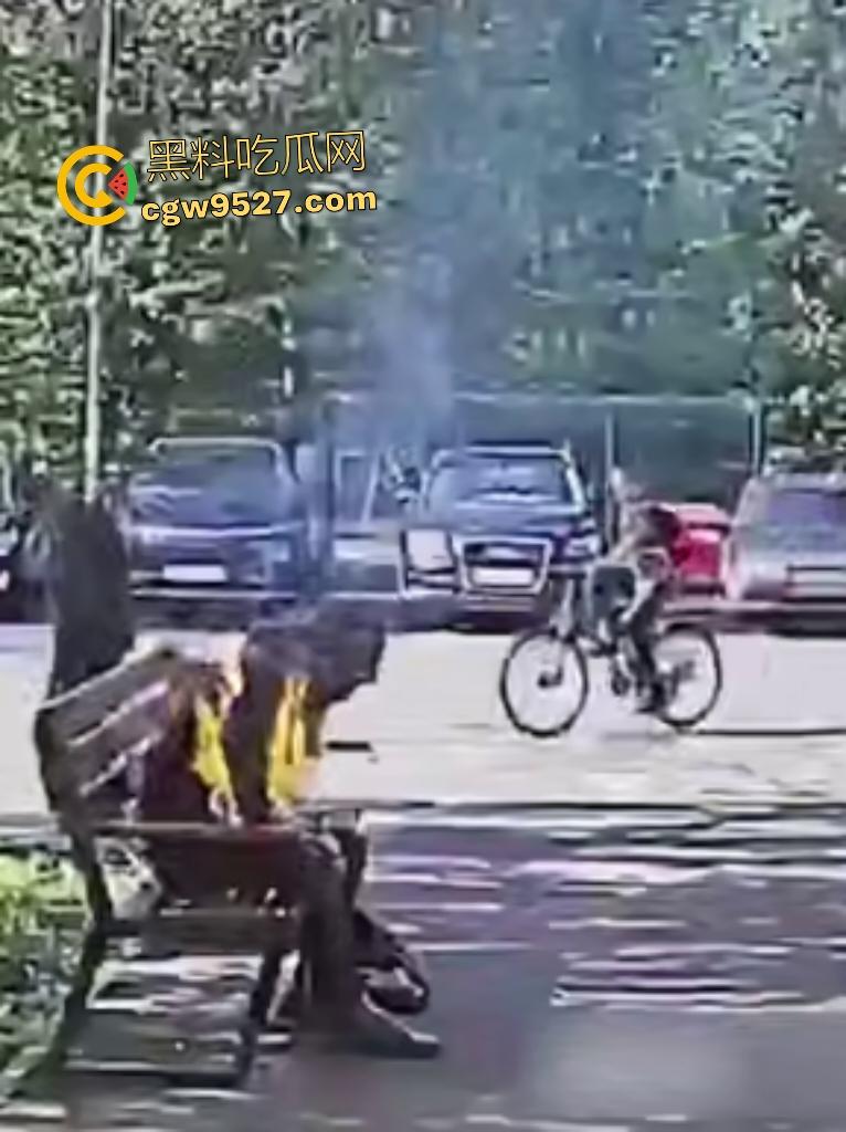 鞑靼斯坦醉汉香烟引火自焚!坐在长椅上烈焰布满全身,路人用毯子扑火救命仍烧伤80%!-5