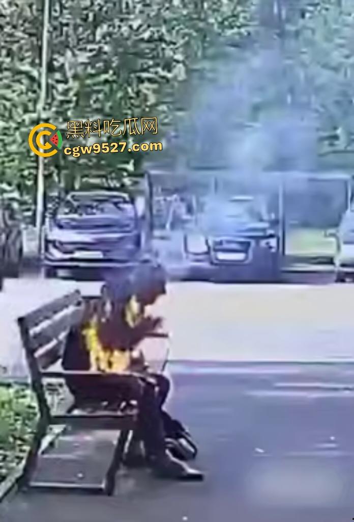鞑靼斯坦醉汉香烟引火自焚!坐在长椅上烈焰布满全身,路人用毯子扑火救命仍烧伤80%!-6