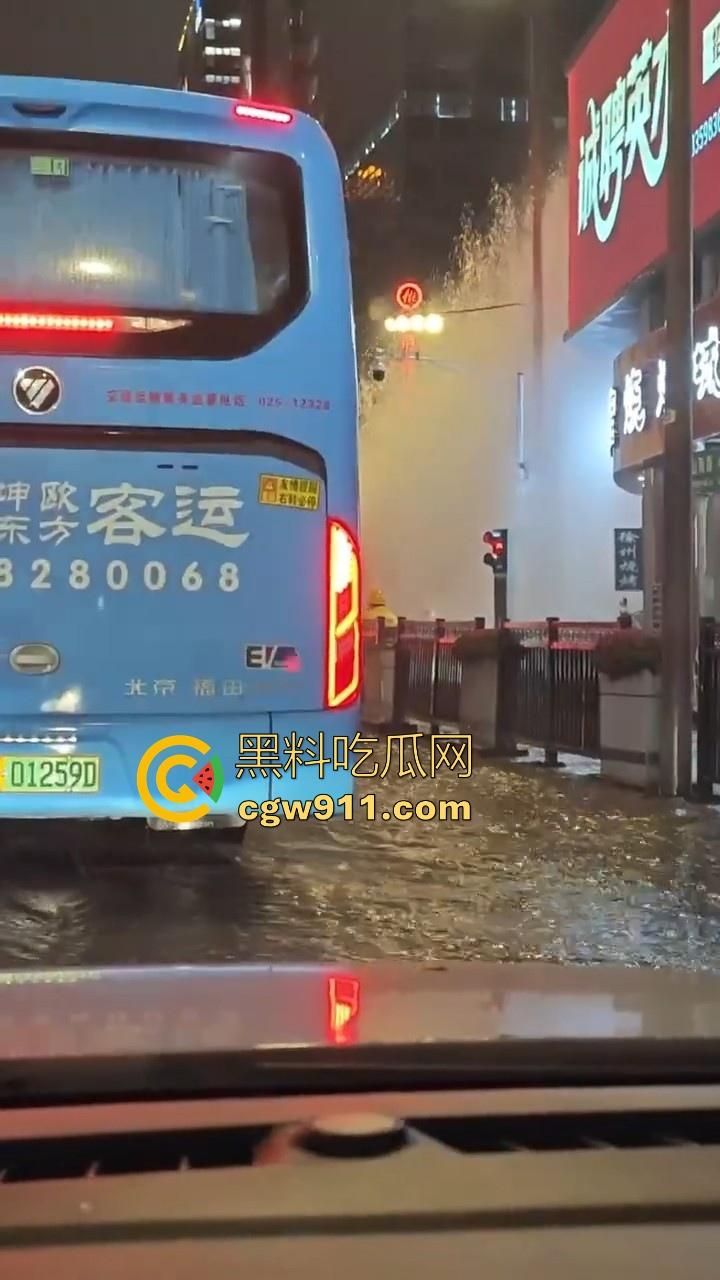 南京秦淮区万象天地自来水管大爆炸!疑似自来水主管道被施工挖断,现场洪水喷涌像个水上乐园一样!-2