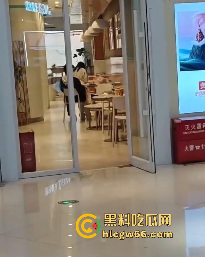 宁乡罗曼西饼屋惊现野战小情侣 春天到了又到了发情的时候 还有什么能够比野战刺激呢-4