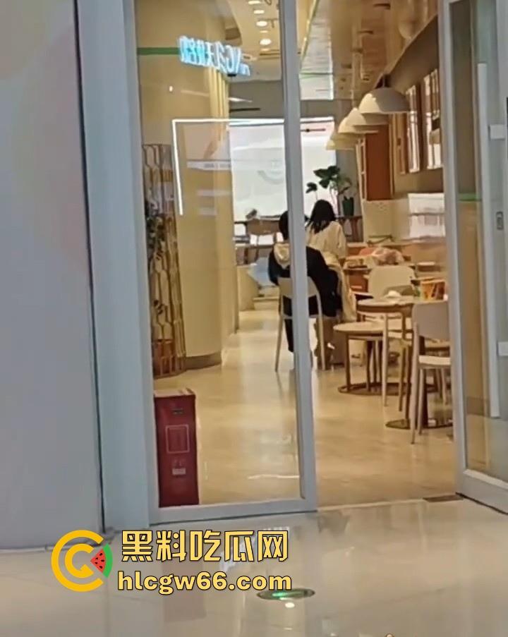 宁乡罗曼西饼屋惊现野战小情侣 春天到了又到了发情的时候 还有什么能够比野战刺激呢-5