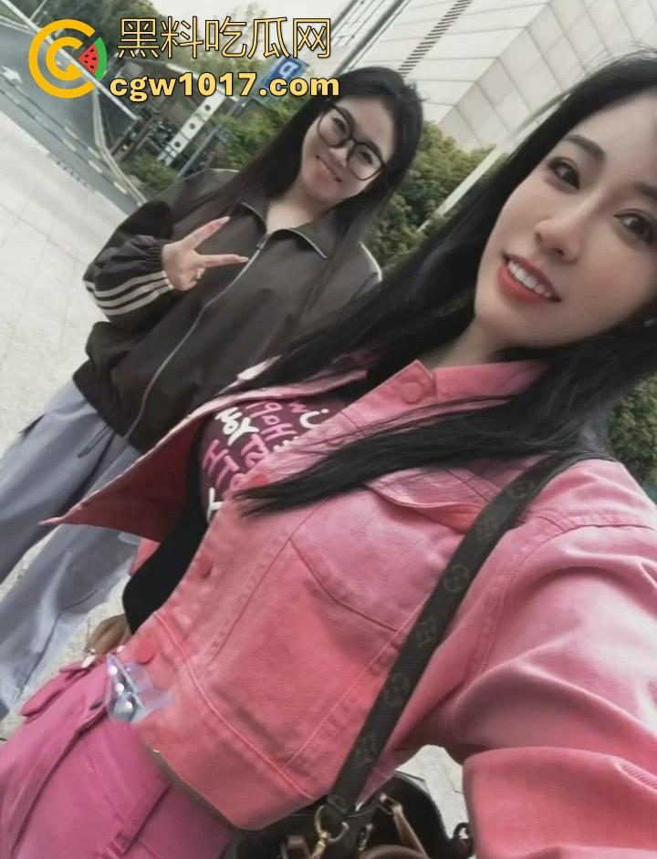 真实上海高颜值母女双飞侍奉一夫,剧情反成现实,母女双双沦为他人母狗,面对双肥臀夹击很难不爱!-2