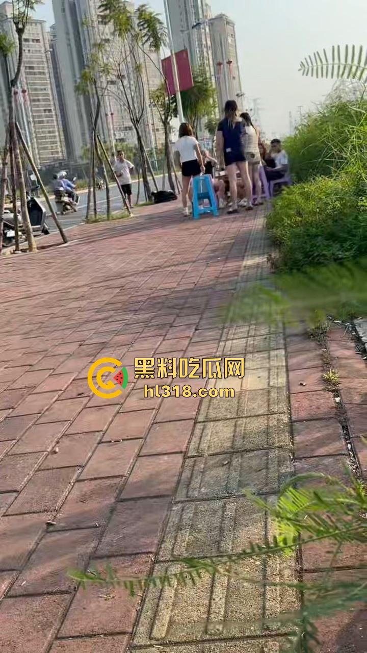 最爱看女人打架了,打得确实够猛,直接一群姐妹围上去,一个酒瓶子疯狂敲,旁边男的都看呆了!-1