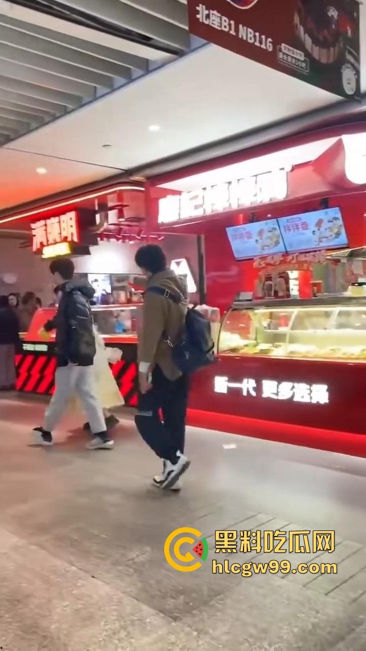 洛丽塔小仙女劈腿实锤,脚踏两只船,花着这个的钱睡着那个的,还在廖记棒棒鸭装委屈,双标程度离谱!-9