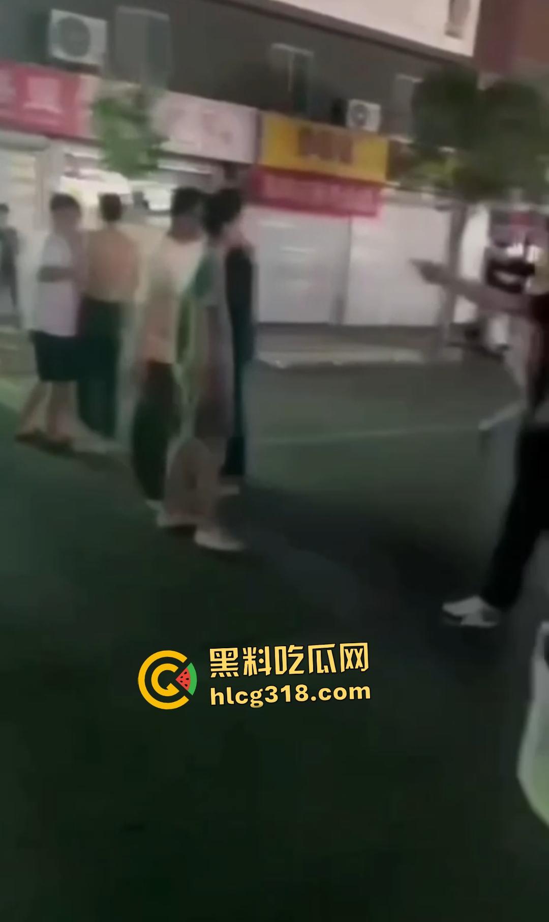 快手【阿彪】叶县商业街被群殴血流满面！直播挑衅引怒，街头惨遭拳脚伺候，场面血腥！-2