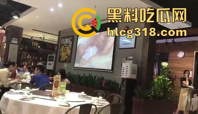 酒楼大厅饭点屏幕大放日本AV黄片!这是不是什么新潮的下饭方式啊?外卖员都停下脚步观看-5