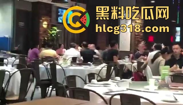 酒楼大厅饭点屏幕大放日本AV黄片!这是不是什么新潮的下饭方式啊?外卖员都停下脚步观看-8