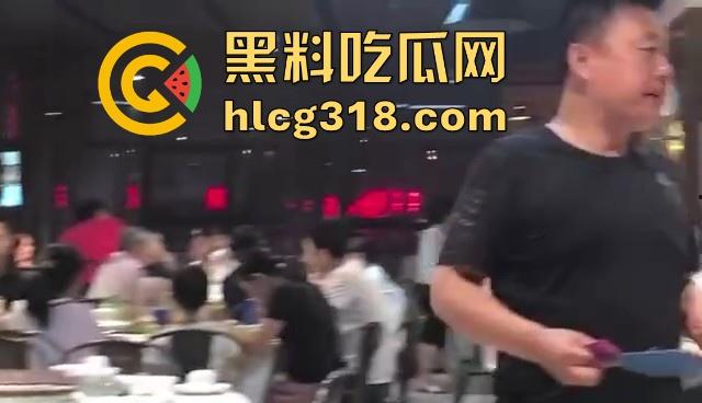 酒楼大厅饭点屏幕大放日本AV黄片!这是不是什么新潮的下饭方式啊?外卖员都停下脚步观看-9