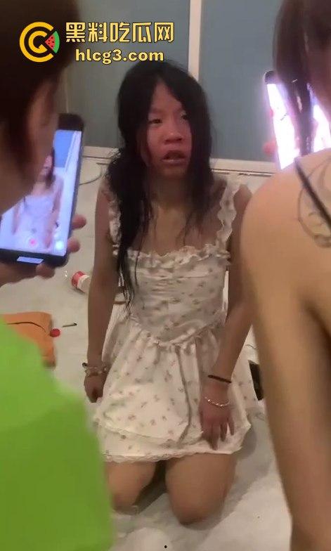 河南霸凌事件!女孩被精神小妹扒光衣服侮辱 拳打脚踢逼她跪下!-3
