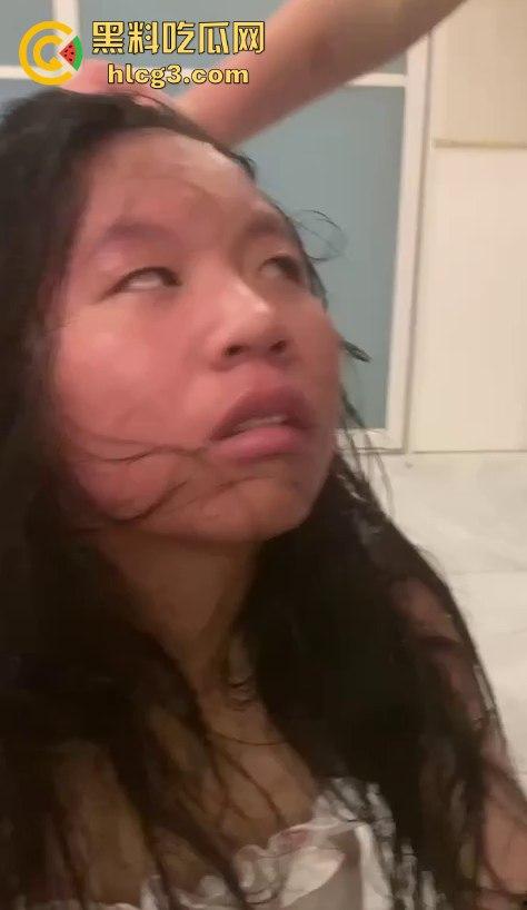 河南霸凌事件!女孩被精神小妹扒光衣服侮辱 拳打脚踢逼她跪下!-7